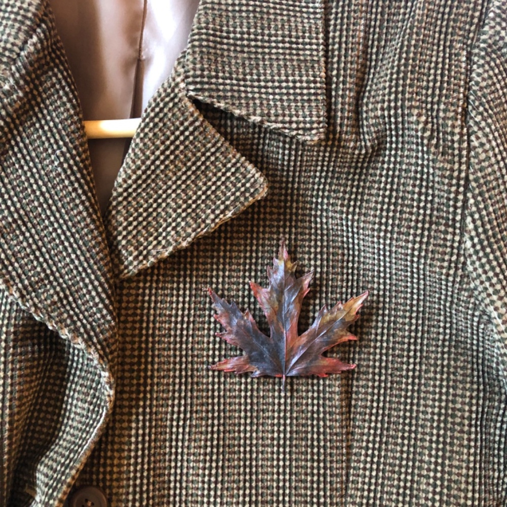 Metal Patina Oak Leaf Pin/Brooch with Loop to put on Chain - Picture 4 of 5